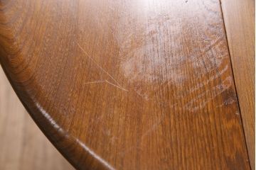 ヴィンテージ家具　美品　イギリス　ERCOL(アーコール)　ニレ材　挽き物の脚が目を引くバタフライテーブル(センターテーブル、ラウンドテーブル、ビンテージ)(R-049692)