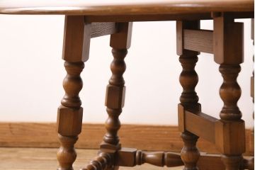 ヴィンテージ家具　美品　イギリス　ERCOL(アーコール)　ニレ材　挽き物の脚が目を引くバタフライテーブル(センターテーブル、ラウンドテーブル、ビンテージ)(R-049692)