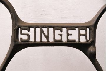 イギリスアンティーク　SINGER(シンガー)社　天板を付けて仕上げる、レトロな佇まいが魅力的なミシンの鉄脚(シンガーミシン、ミシンテーブル、ミシン台)(R-049693)
