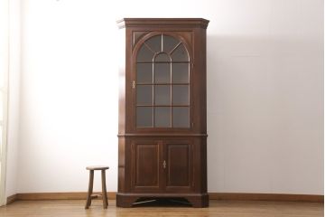 中古　アメリカ　Stickley(スティックレー、スティックレイ)　マホガニー材　照明付き!　高級感漂うコーナーキャビネット(飾り棚、収納棚)(R-049704)