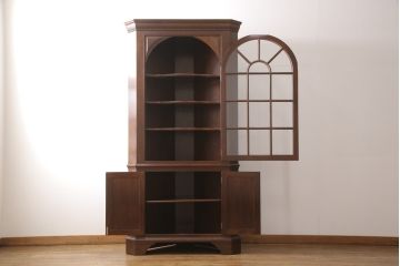 中古　アメリカ　Stickley(スティックレー、スティックレイ)　マホガニー材　照明付き!　高級感漂うコーナーキャビネット(飾り棚、収納棚)(R-049704)