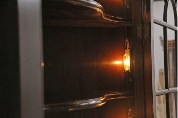 中古　アメリカ　Stickley(スティックレー、スティックレイ)　マホガニー材　照明付き!　高級感漂うコーナーキャビネット(飾り棚、収納棚)(R-049704)