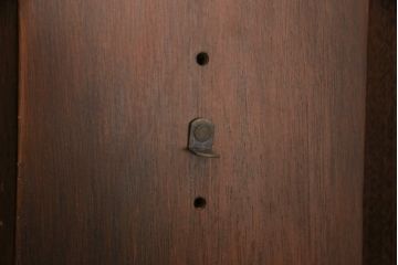 中古　アメリカ　Stickley(スティックレー、スティックレイ)　マホガニー材　照明付き!　高級感漂うコーナーキャビネット(飾り棚、収納棚)(R-049704)