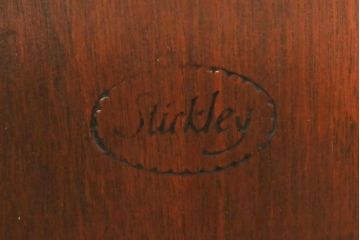 中古　アメリカ　Stickley(スティックレー、スティックレイ)　マホガニー材　照明付き!　高級感漂うコーナーキャビネット(飾り棚、収納棚)(R-049704)