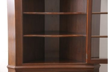 中古　アメリカ　Stickley(スティックレー、スティックレイ)　マホガニー材　照明付き!　高級感漂うコーナーキャビネット(飾り棚、収納棚)(R-049704)