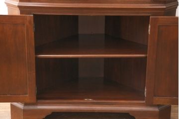 中古　アメリカ　Stickley(スティックレー、スティックレイ)　マホガニー材　照明付き!　高級感漂うコーナーキャビネット(飾り棚、収納棚)(R-049704)