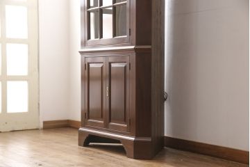 中古　アメリカ　Stickley(スティックレー、スティックレイ)　マホガニー材　照明付き!　高級感漂うコーナーキャビネット(飾り棚、収納棚)(R-049704)
