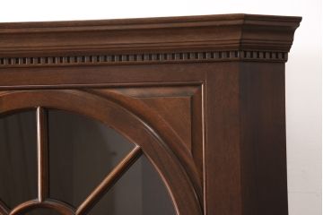 中古　アメリカ　Stickley(スティックレー、スティックレイ)　マホガニー材　照明付き!　高級感漂うコーナーキャビネット(飾り棚、収納棚)(R-049704)