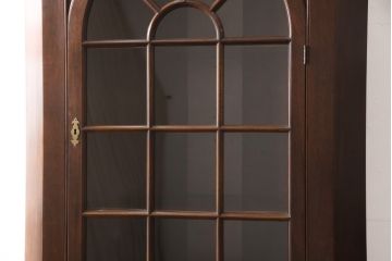 中古　アメリカ　Stickley(スティックレー、スティックレイ)　マホガニー材　照明付き!　高級感漂うコーナーキャビネット(飾り棚、収納棚)(R-049704)