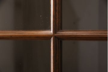 中古　アメリカ　Stickley(スティックレー、スティックレイ)　マホガニー材　照明付き!　高級感漂うコーナーキャビネット(飾り棚、収納棚)(R-049704)