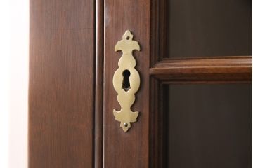 中古　アメリカ　Stickley(スティックレー、スティックレイ)　マホガニー材　照明付き!　高級感漂うコーナーキャビネット(飾り棚、収納棚)(R-049704)