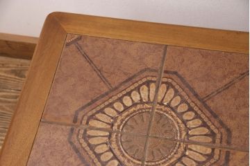 北欧ビンテージ　個性が光るタイルトップがお洒落なコーヒーテーブル(センターテーブル、カフェテーブル、リビングテーブル、ヴィンテージ)(R-049707)
