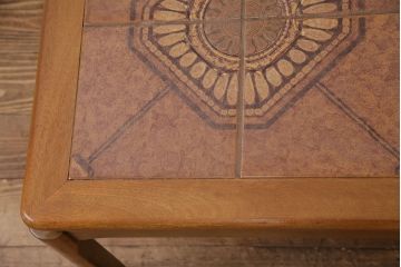 北欧ビンテージ　個性が光るタイルトップがお洒落なコーヒーテーブル(センターテーブル、カフェテーブル、リビングテーブル、ヴィンテージ)(R-049707)