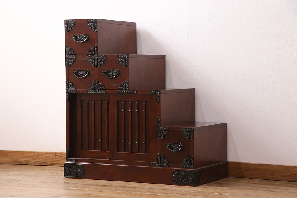 新古　未使用展示品　美品　吉野民芸　伝統美が独特の存在感を漂わせるケヤキ材製階段箪笥(和タンス、収納棚)(R-049716)