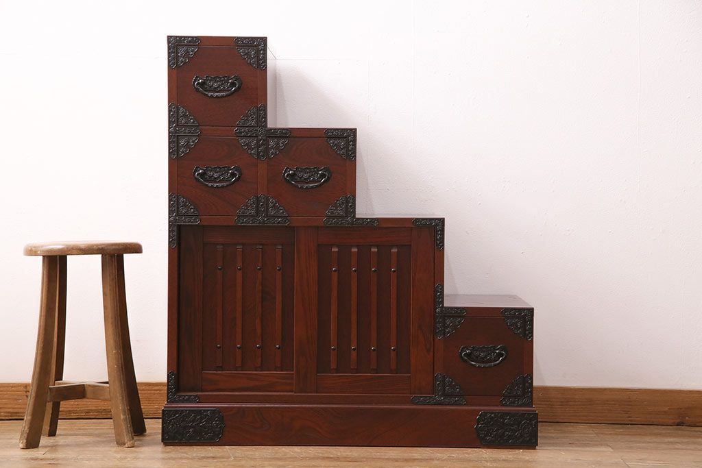 新古　未使用展示品　美品　吉野民芸　伝統美が独特の存在感を漂わせるケヤキ材製階段箪笥(和タンス、収納棚)(R-049716)