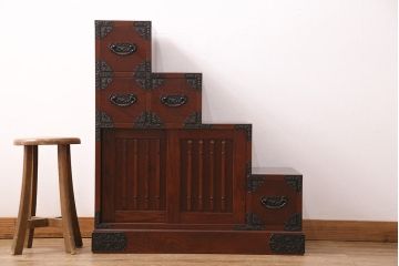 新古　未使用展示品　美品　吉野民芸　伝統美が独特の存在感を漂わせるケヤキ材製階段箪笥(和タンス、収納棚)(R-049716)