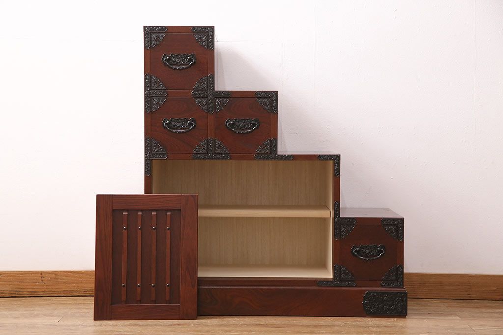 新古　未使用展示品　美品　吉野民芸　伝統美が独特の存在感を漂わせるケヤキ材製階段箪笥(和タンス、収納棚)(R-049716)