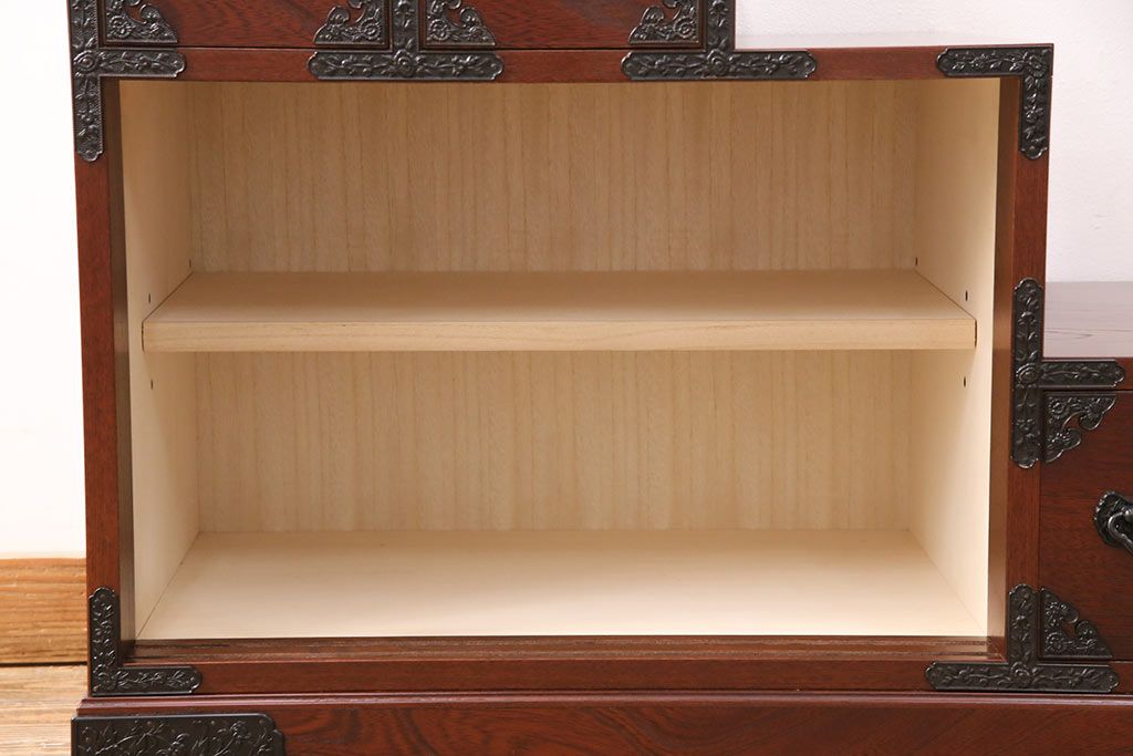 新古　未使用展示品　美品　吉野民芸　伝統美が独特の存在感を漂わせるケヤキ材製階段箪笥(和タンス、収納棚)(R-049716)