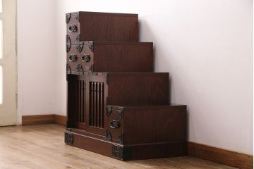 新古　未使用展示品　美品　吉野民芸　伝統美が独特の存在感を漂わせるケヤキ材製階段箪笥(和タンス、収納棚)(R-049716)