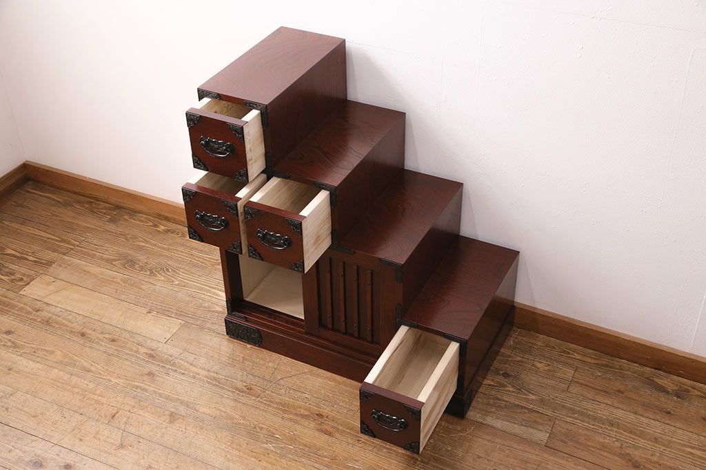 新古　未使用展示品　美品　吉野民芸　伝統美が独特の存在感を漂わせるケヤキ材製階段箪笥(和タンス、収納棚)(R-049716)