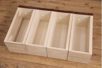 新古　未使用展示品　美品　吉野民芸　伝統美が独特の存在感を漂わせるケヤキ材製階段箪笥(和タンス、収納棚)(R-049716)