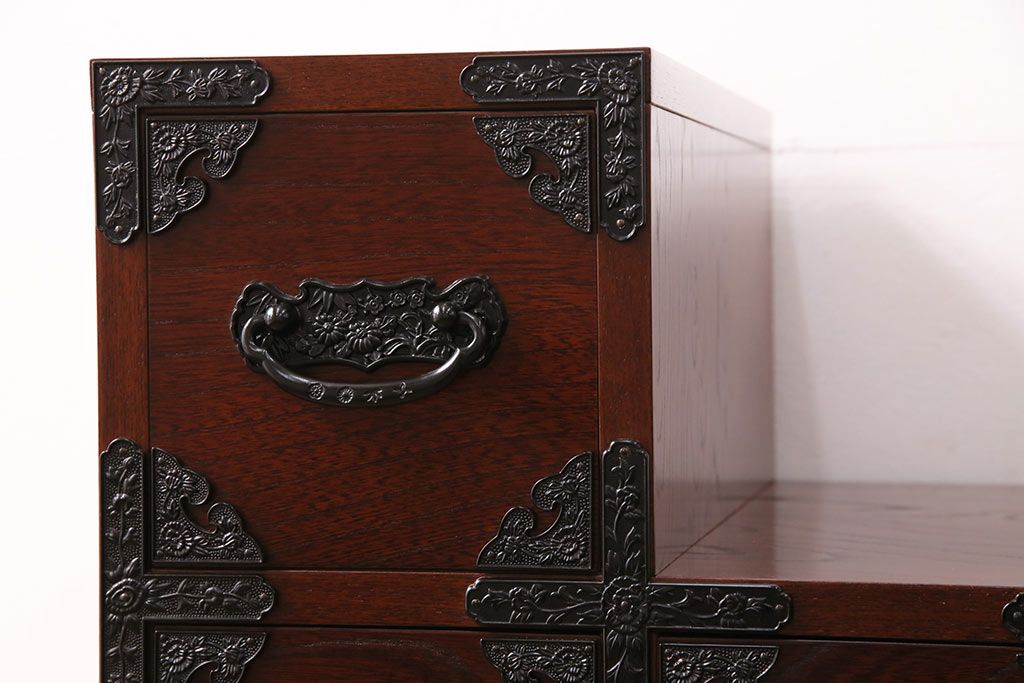 新古　未使用展示品　美品　吉野民芸　伝統美が独特の存在感を漂わせるケヤキ材製階段箪笥(和タンス、収納棚)(R-049716)