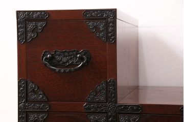 新古　未使用展示品　美品　吉野民芸　伝統美が独特の存在感を漂わせるケヤキ材製階段箪笥(和タンス、収納棚)(R-049716)