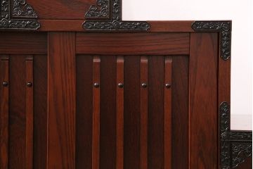 新古　未使用展示品　美品　吉野民芸　伝統美が独特の存在感を漂わせるケヤキ材製階段箪笥(和タンス、収納棚)(R-049716)