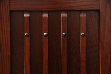 新古　未使用展示品　美品　吉野民芸　伝統美が独特の存在感を漂わせるケヤキ材製階段箪笥(和タンス、収納棚)(R-049716)