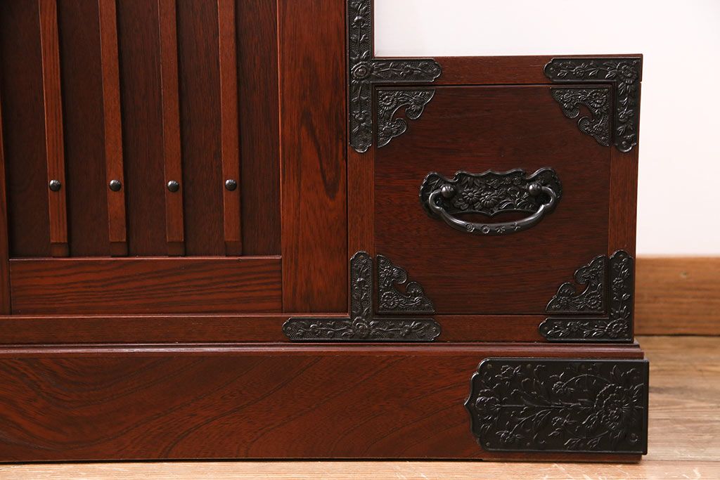 新古　未使用展示品　美品　吉野民芸　伝統美が独特の存在感を漂わせるケヤキ材製階段箪笥(和タンス、収納棚)(R-049716)