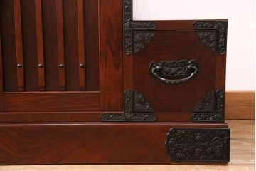 新古　未使用展示品　美品　吉野民芸　伝統美が独特の存在感を漂わせるケヤキ材製階段箪笥(和タンス、収納棚)(R-049716)