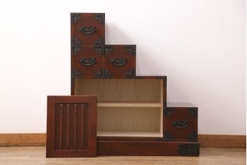 美品　展示未使用品　吉野民芸　伝統美が独特の存在感を漂わせるケヤキ材製階段箪笥(和タンス、収納棚)(R-049716)