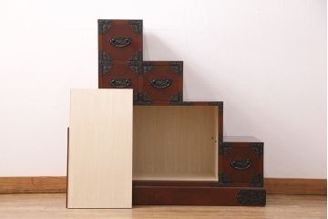 美品　展示未使用品　吉野民芸　伝統美が独特の存在感を漂わせるケヤキ材製階段箪笥(和タンス、収納棚)(R-049716)