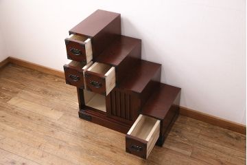 美品　展示未使用品　吉野民芸　伝統美が独特の存在感を漂わせるケヤキ材製階段箪笥(和タンス、収納棚)(R-049716)