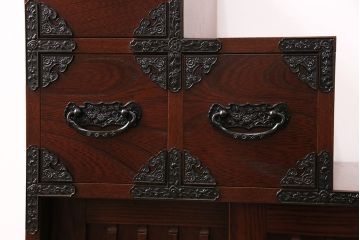 美品　展示未使用品　吉野民芸　伝統美が独特の存在感を漂わせるケヤキ材製階段箪笥(和タンス、収納棚)(R-049716)