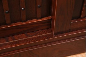 美品　展示未使用品　吉野民芸　伝統美が独特の存在感を漂わせるケヤキ材製階段箪笥(和タンス、収納棚)(R-049716)