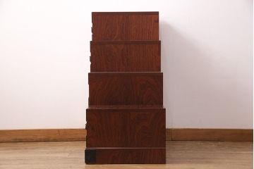 美品　展示未使用品　吉野民芸　伝統美が独特の存在感を漂わせるケヤキ材製階段箪笥(和タンス、収納棚)(R-049716)