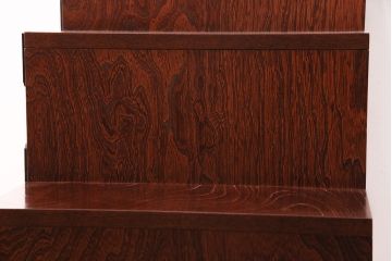 美品　展示未使用品　吉野民芸　伝統美が独特の存在感を漂わせるケヤキ材製階段箪笥(和タンス、収納棚)(R-049716)