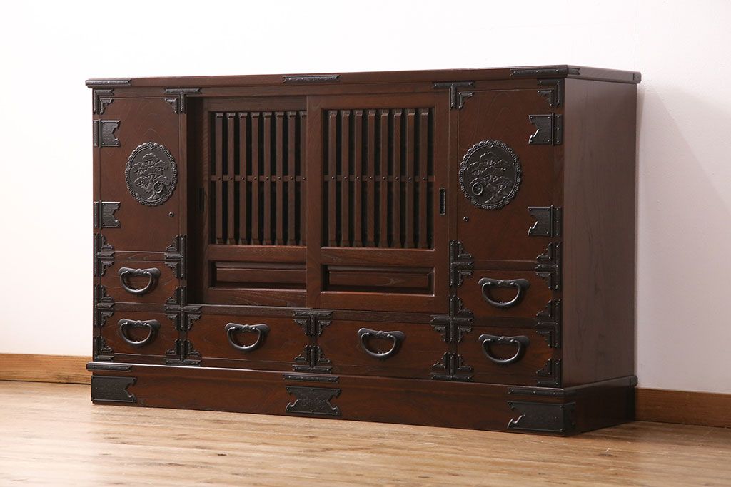 美品　展示　未使用品　堂々とした佇まいが存在感抜群の民芸箪笥サイドボード(収納棚、戸棚、テレビ台)(R-049720)