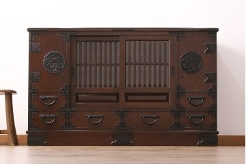 美品　展示　未使用品　堂々とした佇まいが存在感抜群の民芸箪笥サイドボード(収納棚、戸棚、テレビ台)(R-049720)