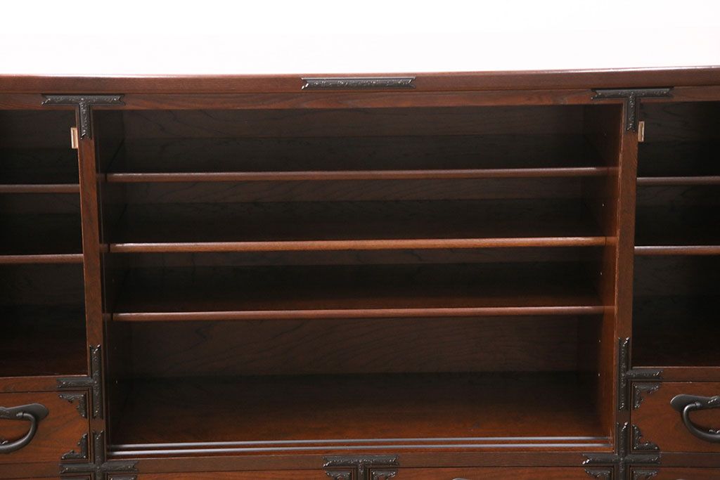 美品　展示　未使用品　堂々とした佇まいが存在感抜群の民芸箪笥サイドボード(収納棚、戸棚、テレビ台)(R-049720)