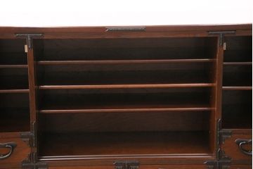 美品　展示　未使用品　堂々とした佇まいが存在感抜群の民芸箪笥サイドボード(収納棚、戸棚、テレビ台)(R-049720)