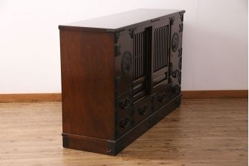 美品　展示　未使用品　堂々とした佇まいが存在感抜群の民芸箪笥サイドボード(収納棚、戸棚、テレビ台)(R-049720)