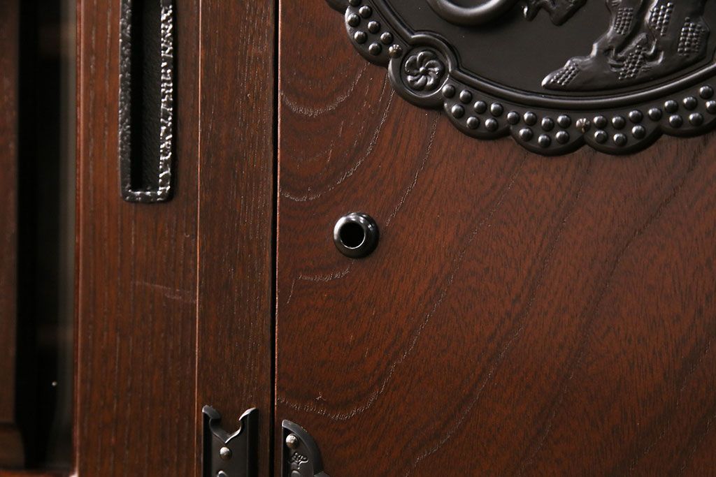 美品　展示　未使用品　堂々とした佇まいが存在感抜群の民芸箪笥サイドボード(収納棚、戸棚、テレビ台)(R-049720)