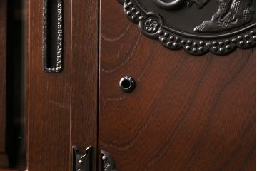 美品　展示　未使用品　堂々とした佇まいが存在感抜群の民芸箪笥サイドボード(収納棚、戸棚、テレビ台)(R-049720)