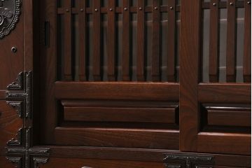 美品　展示　未使用品　堂々とした佇まいが存在感抜群の民芸箪笥サイドボード(収納棚、戸棚、テレビ台)(R-049720)