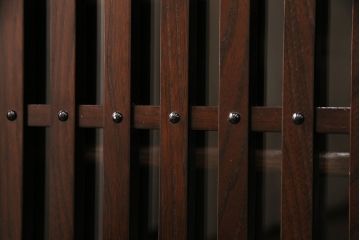 美品　展示　未使用品　堂々とした佇まいが存在感抜群の民芸箪笥サイドボード(収納棚、戸棚、テレビ台)(R-049720)