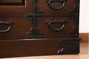 美品　展示　未使用品　堂々とした佇まいが存在感抜群の民芸箪笥サイドボード(収納棚、戸棚、テレビ台)(R-049720)