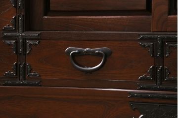 美品　展示　未使用品　堂々とした佇まいが存在感抜群の民芸箪笥サイドボード(収納棚、戸棚、テレビ台)(R-049720)