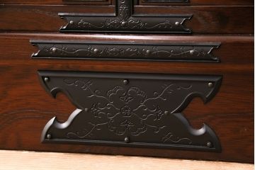 美品　展示　未使用品　堂々とした佇まいが存在感抜群の民芸箪笥サイドボード(収納棚、戸棚、テレビ台)(R-049720)